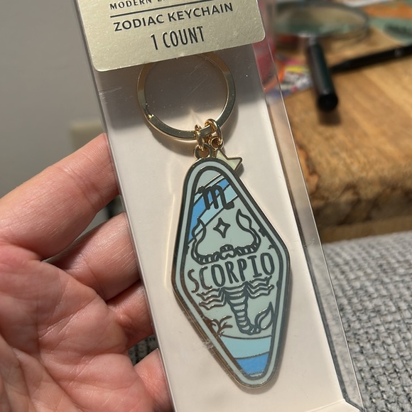 Zodiac keychain SCORPIO NEW metal goldtone and enamel with star charm - Picture 1 of 4